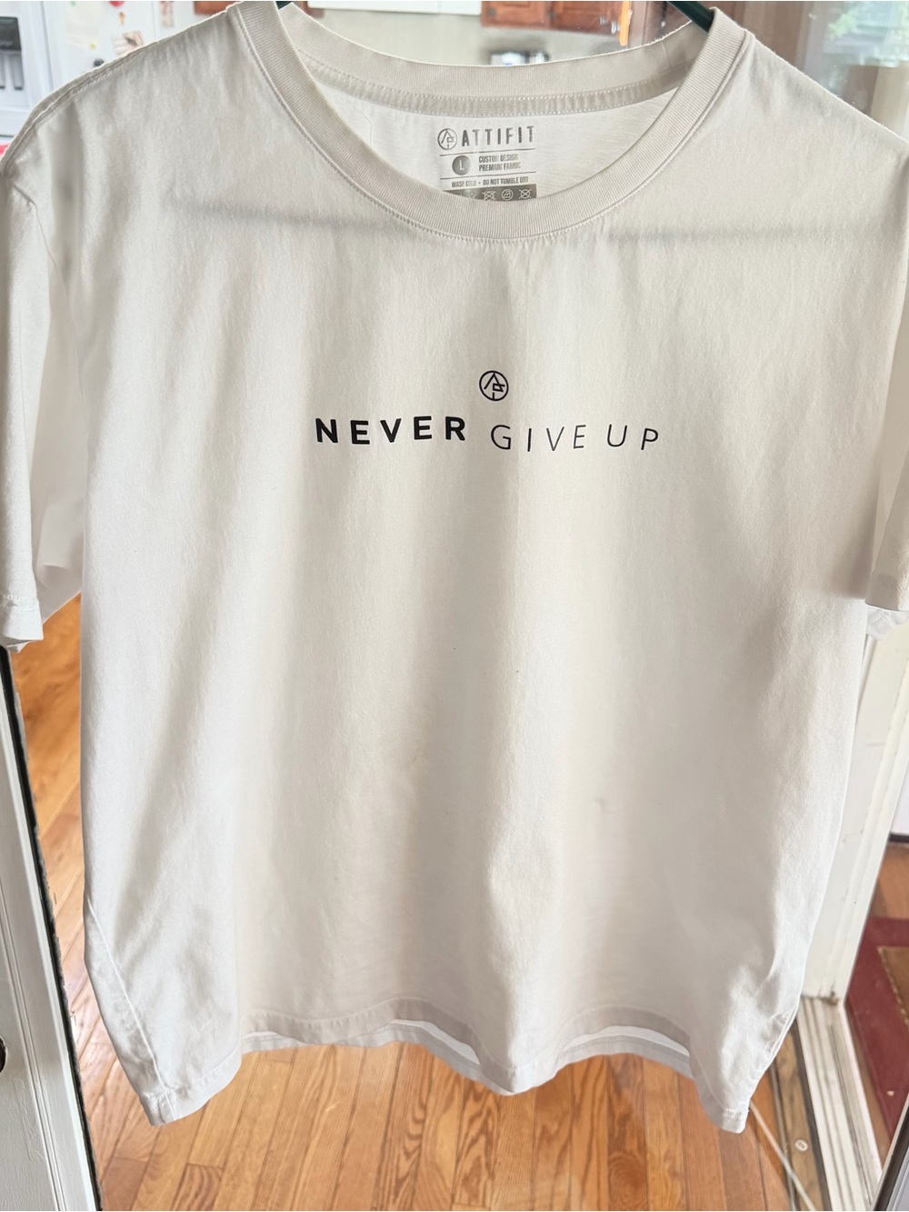 Attifit White 'Never Give Up' Graphic Tee Unisex Sz. Large